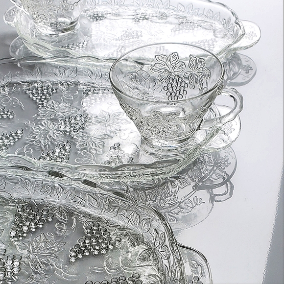 Vntg 8 piece Clear Anchor Hocking 🍇Grapes Cluster Snack Set/4 Plates&4 Cups - Picture 6 of 12